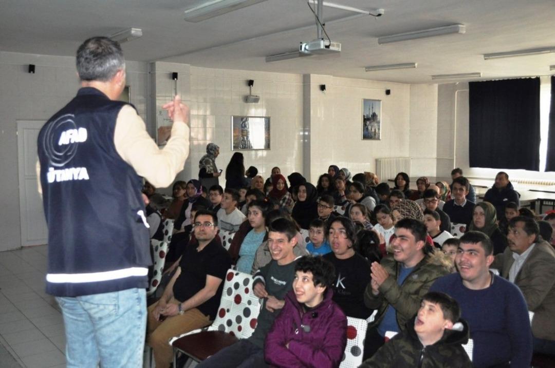 K&uuml;tahya AFAD&rsquo;tan &ouml;zel &ouml;ğrencilere afetlere hazırlık eğitimi