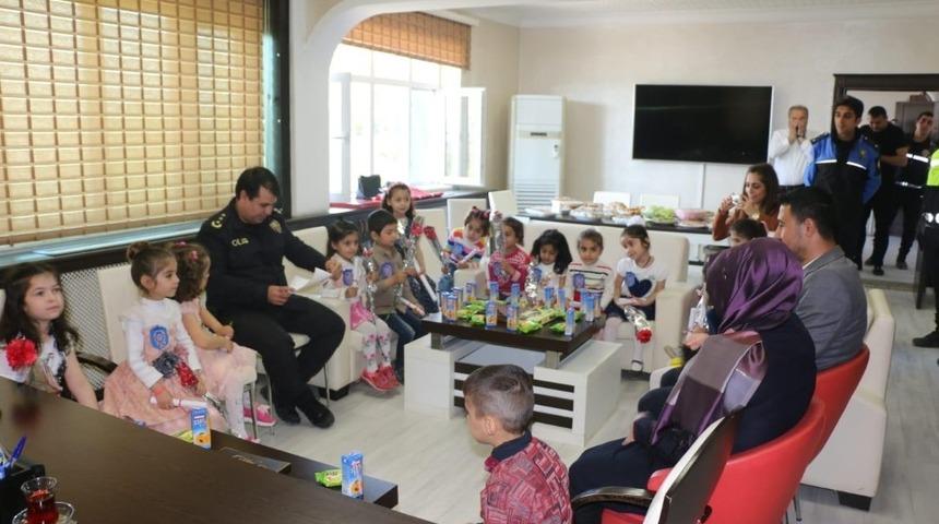 Minik öğrencilerden Cizre polisine ziyaret