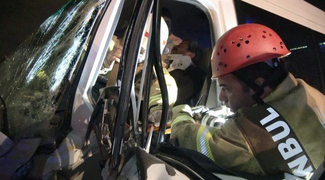 Başakşehir'deki kazada sıkışan sürücünün elini bir an bile bırakmadı