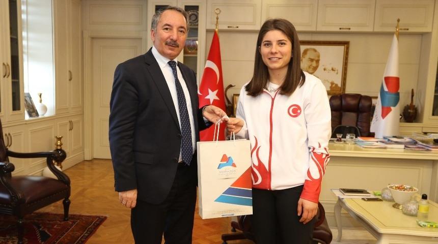 Başarılı sporcudan Rekt&ouml;r Karabulut&rsquo;a ziyaret