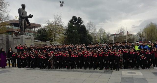 Öğrenciler Polis marşını söylediler