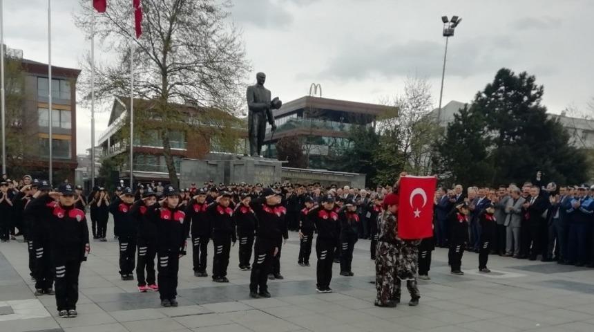 &Ouml;ğrenciler Polis marşını s&ouml;ylediler