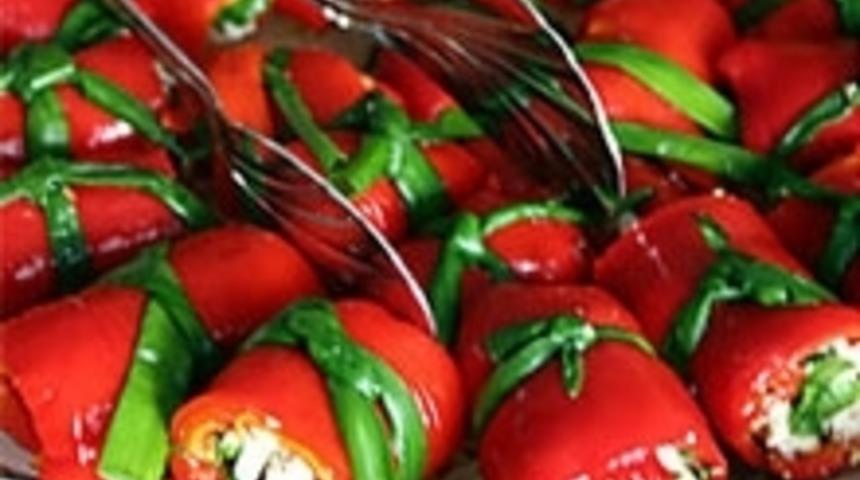 Peynirli Kırmızı Biber Salatası