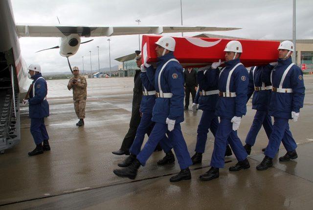 Kaza kurşunuyla şehit düşen uzman onbaşı, memleketine uğurlandı