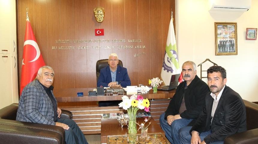 Başkan Y&uuml;ksel makamında tebrikleri kabul ediyor