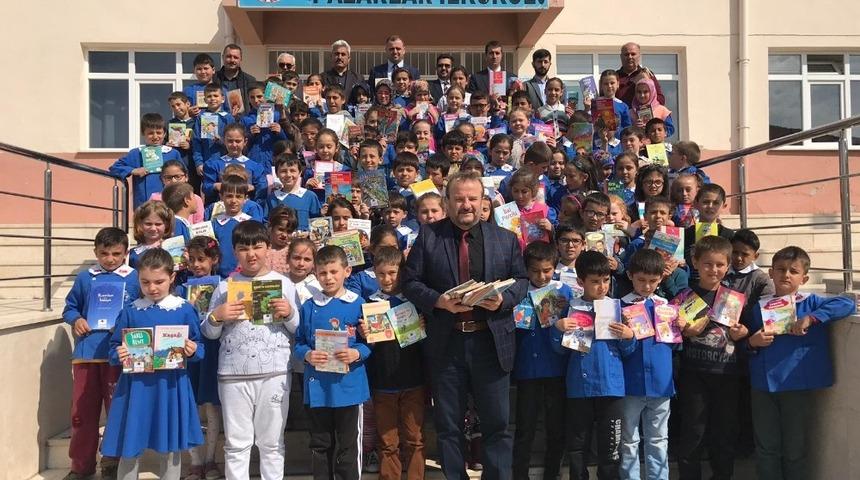 Pazarlar İlkokulu k&uuml;t&uuml;phanesine kavuştu
