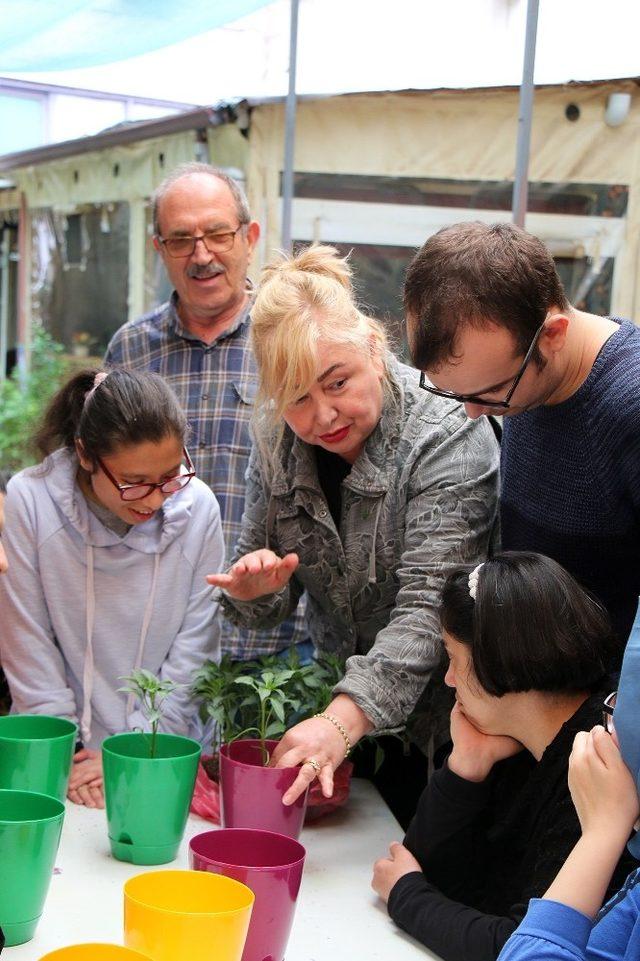 Türkiye’nin tek engelli Tema ekibi çiçek dikti