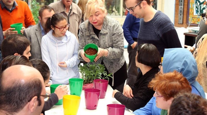 T&uuml;rkiye&rsquo;nin tek engelli Tema ekibi &ccedil;i&ccedil;ek dikti