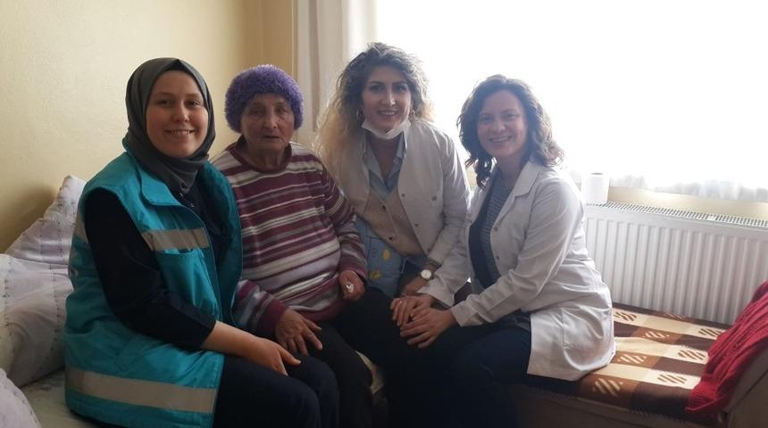 Evlerinde diş taramaları yapılıyor