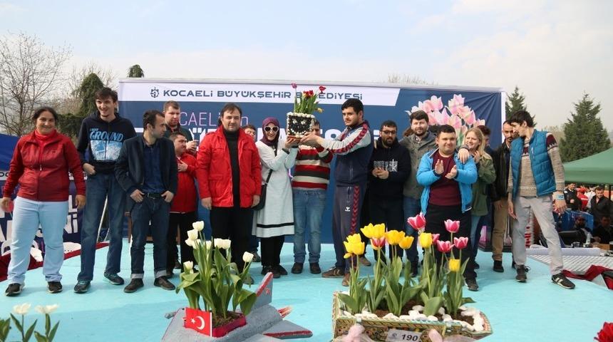 &Ouml;zel &ouml;ğrenciler lale yetiştirip, festivalde yarıştı