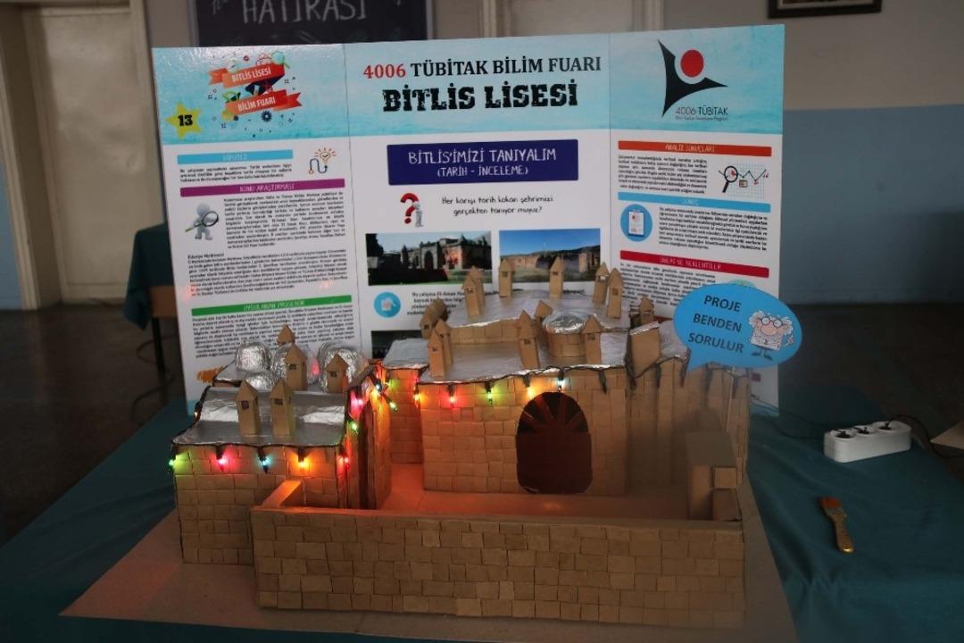 Bitlisli &ouml;ğrencilerden g&ouml;ren tiş&ouml;rt ve asa