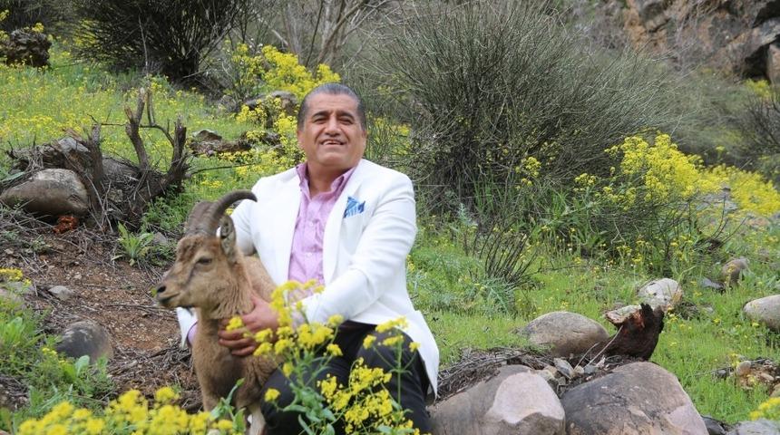 Hakkarili sanat&ccedil;ı Aydın, dağ ke&ccedil;isiyle kamera karşısına ge&ccedil;ti