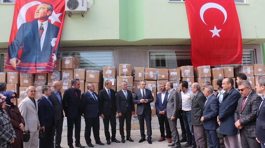 Tosya&rsquo;da bin 2 &ouml;ğrenciye giyim malzemesi dağıtıldı