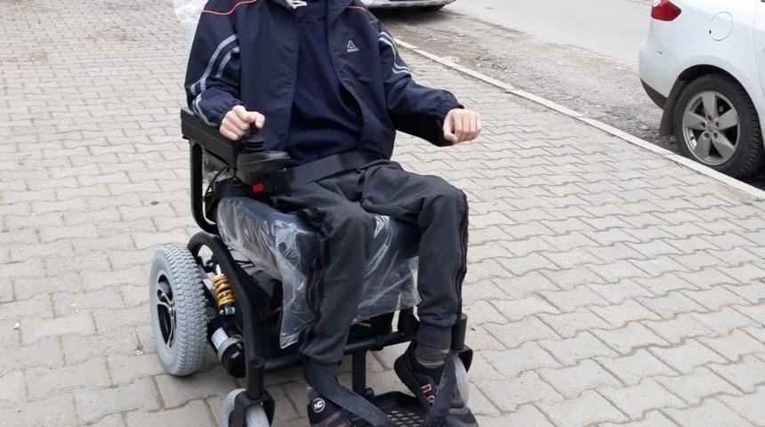 Engelli gence, ak&uuml;l&uuml; sandalye