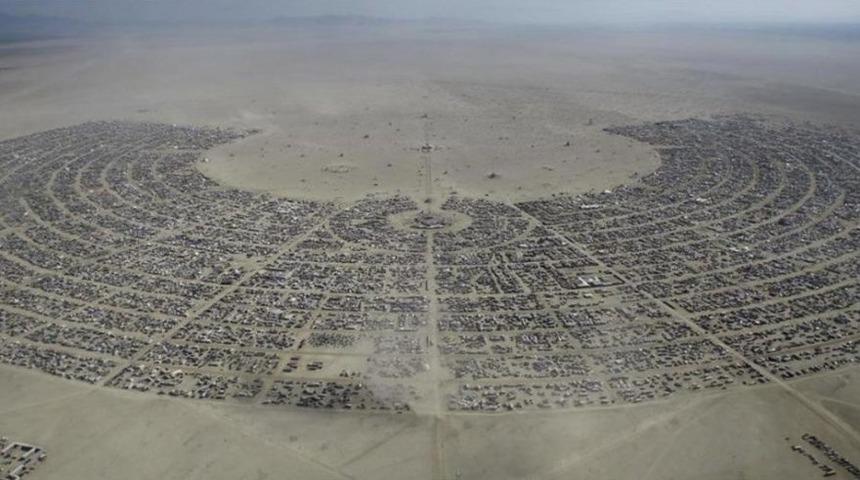 Durdurulamıyor! Trump g&ouml;z&uuml;n&uuml; bu kez d&uuml;nyaca &uuml;nl&uuml; festivale dikti!