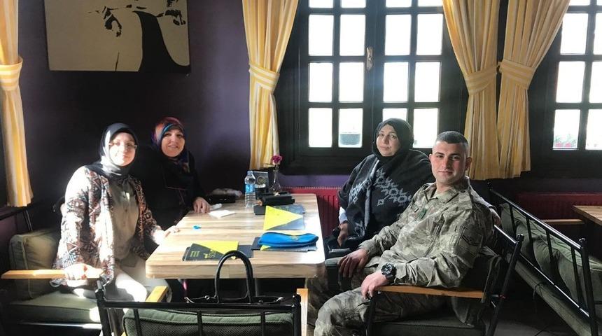 Askerden annesine duygulandıran s&uuml;rpriz