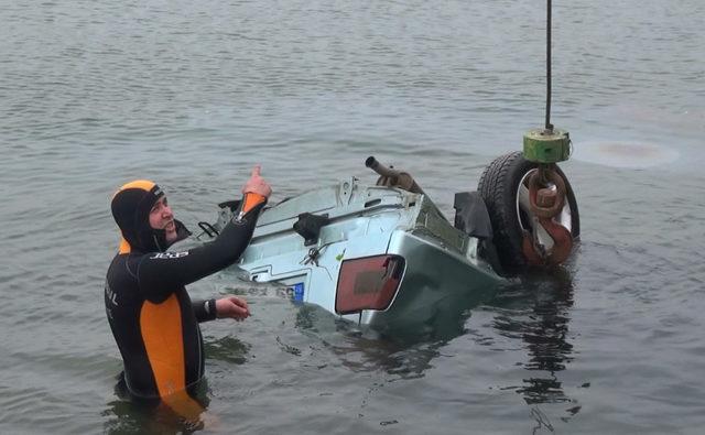 Silivri'de otomobil denize uçtu, sürücüyü sahildekiler kurtardı