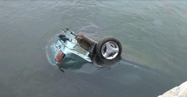 Silivri'de otomobil denize uçtu, sürücüyü sahildekiler kurtardı