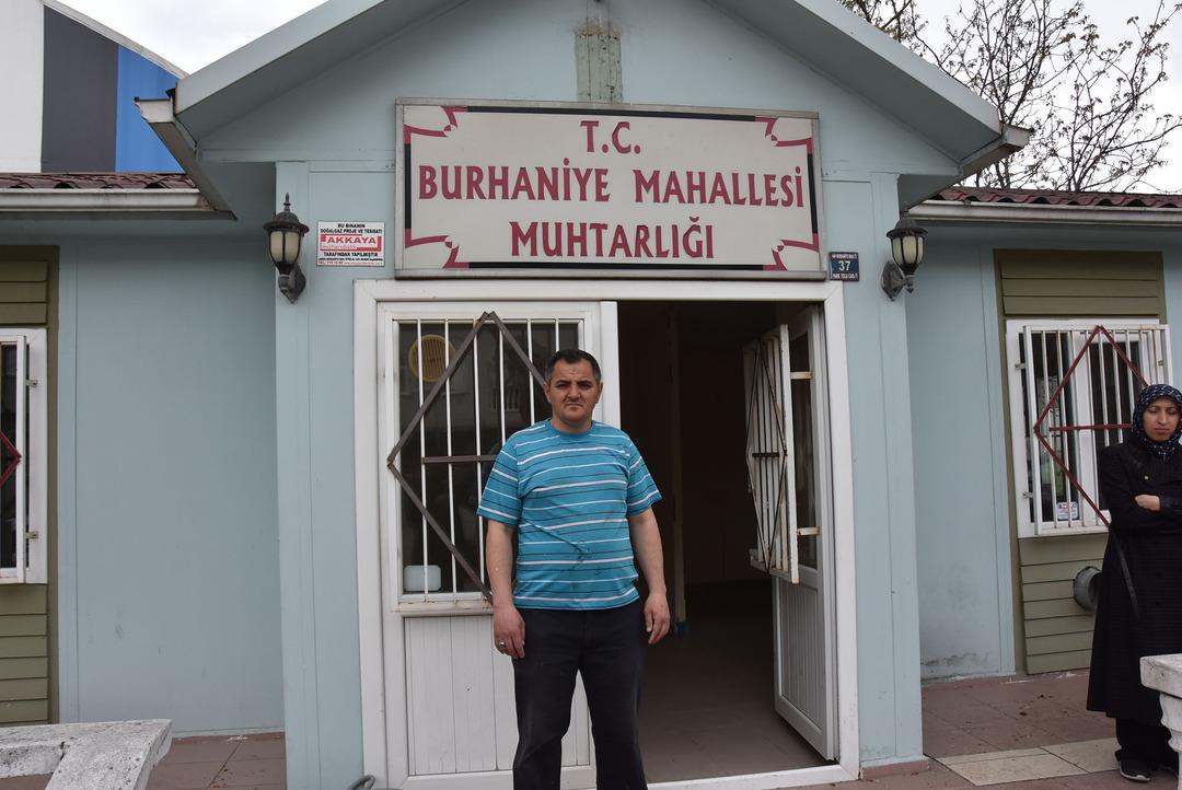 Se&ccedil;imi kaybeden muhtar, muhtarlık binasını boşalttı