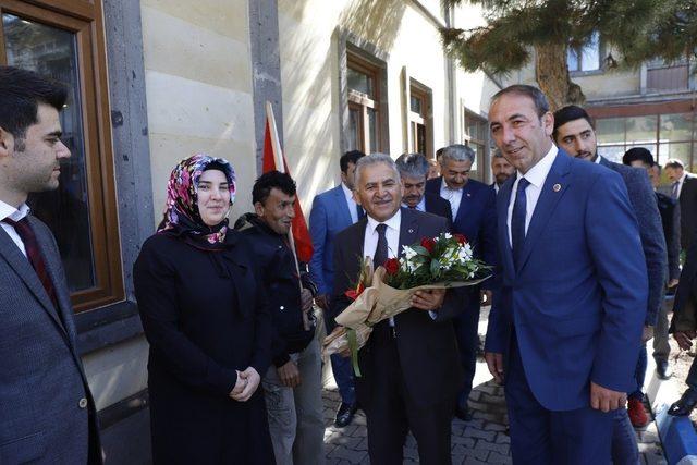 Başkan Büyükkılıç, ilk ilçe ziyaretini Tomarza’ya yaptı