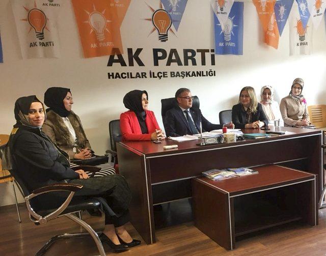 AK Parti Kadın Kollarından Pastalı Kutlama