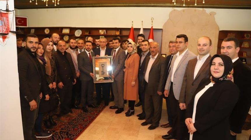 AK Parti Merkez İlçe Yönetimi ve Kadın Kolları Başkanlığı heyeti, Başkan Arı’yı tebrik etti