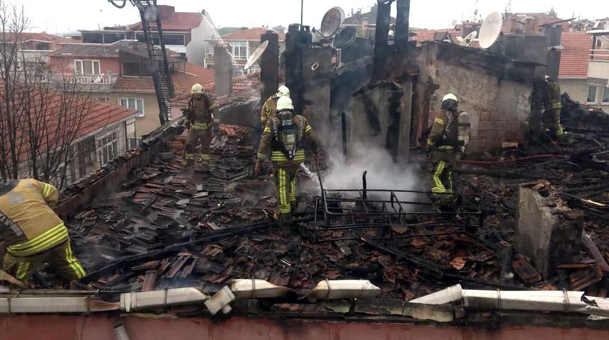 Avcılar'da yanan binada korkutan görüntü