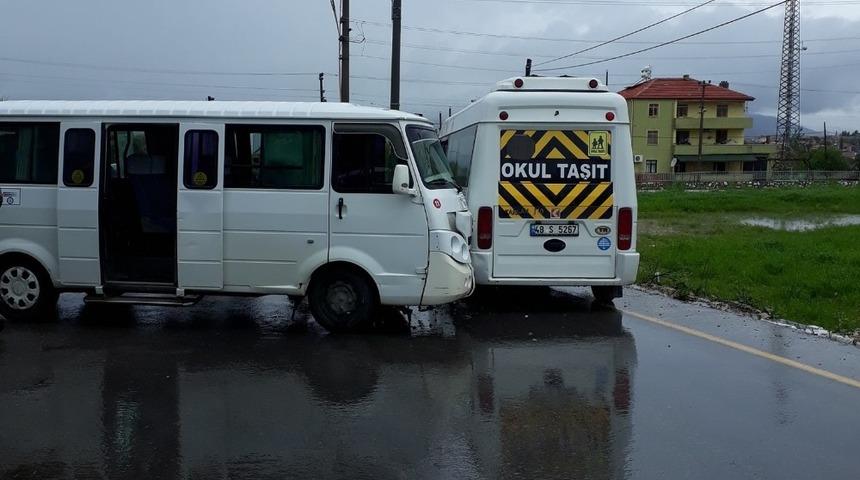 Yatağan&rsquo;da &ouml;ğrenci servisleri &ccedil;arpıştı: 3 yaralı