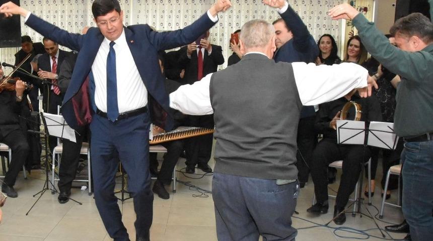 Başkan Özcan çınarlarla zeybek oynadı