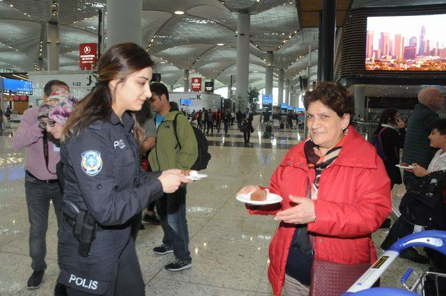 İstanbul Havalimanı'nda polisten yolculara pasta ikramı