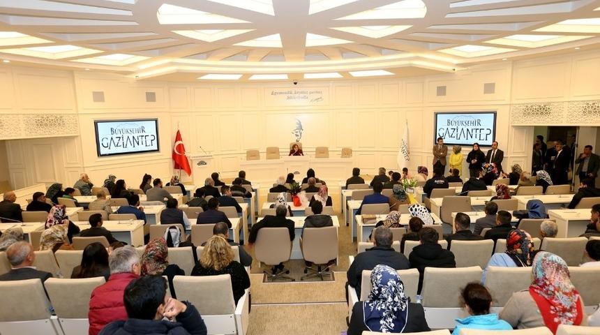 Başkan Şahin, vatandaşın tebriklerini kabul ediyor