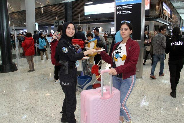 İstanbul Havalimanı’nda polislerden yolculara pasta ikramı