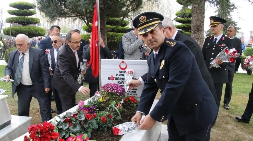 Polisler, şehitler i&ccedil;in dua etti