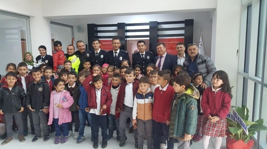 Osmangazi İlkokulu &ouml;ğrencileri İl&ccedil;e Emniyet M&uuml;d&uuml;rl&uuml;ğ&uuml;n&uuml; ziyaret etti