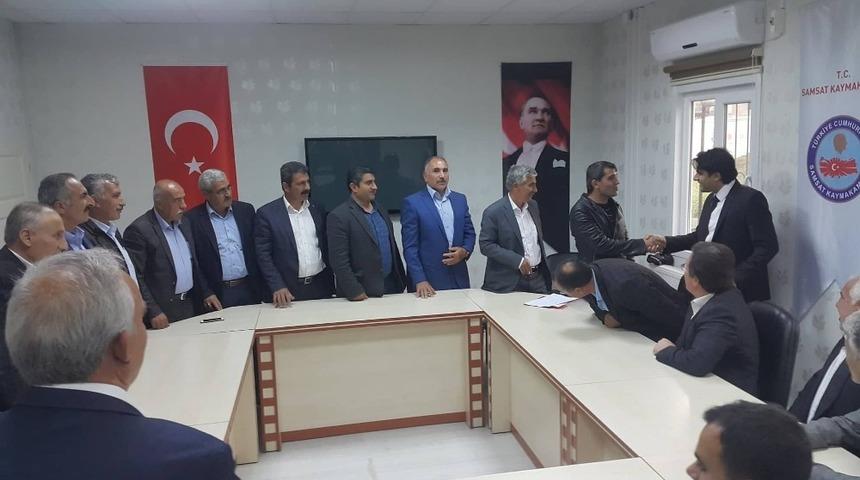 Samsat&rsquo;ta muhtarlar mazbatalarını aldı