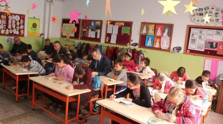 Kaymakam Pişkin, &ouml;ğrencilerle kitap okudu