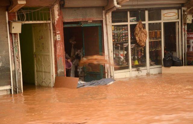 Sağanak yağış Silvan’ı vurdu, vatandaşlar iş yerlerinde mahsur kaldı