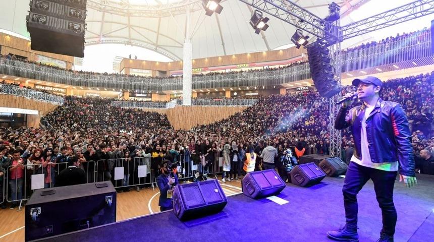 Oğuzhan Ko&ccedil; 10 Burda&rsquo;da binlerce Balıkesirli ile buluştu