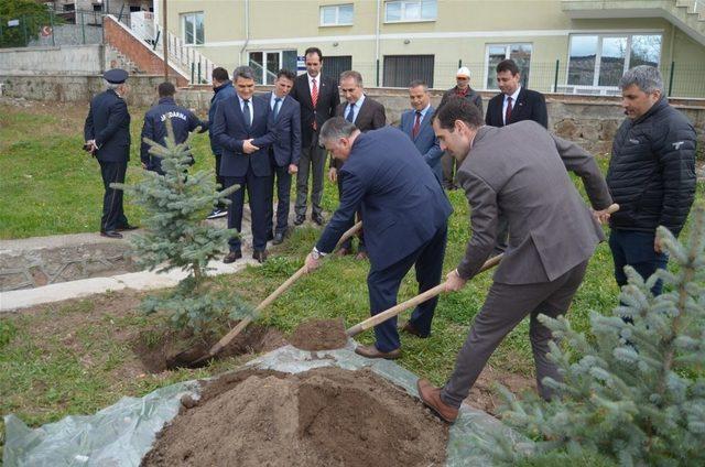 Vali Yazıcı’dan öğrencilere satranç takımı