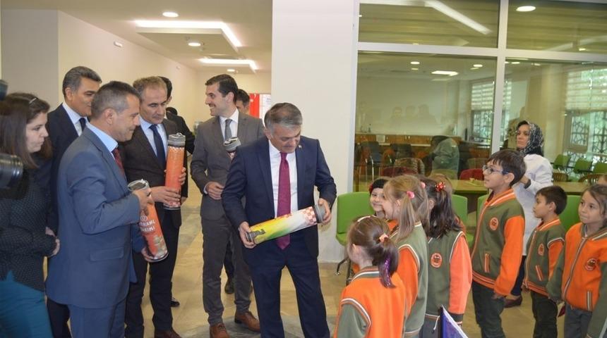 Vali Yazıcı&rsquo;dan &ouml;ğrencilere satran&ccedil; takımı