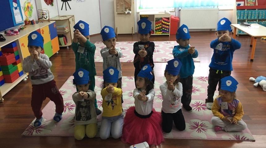 Minikler polisleri unutmadı