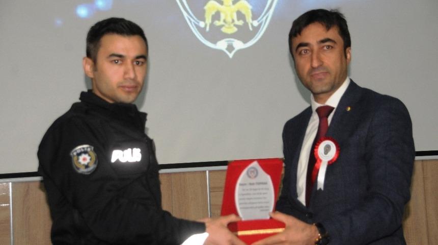 TSO Başkanı Sefin&ccedil;&rsquo;ten nehre atlayan kadını kurtaran polise plaket