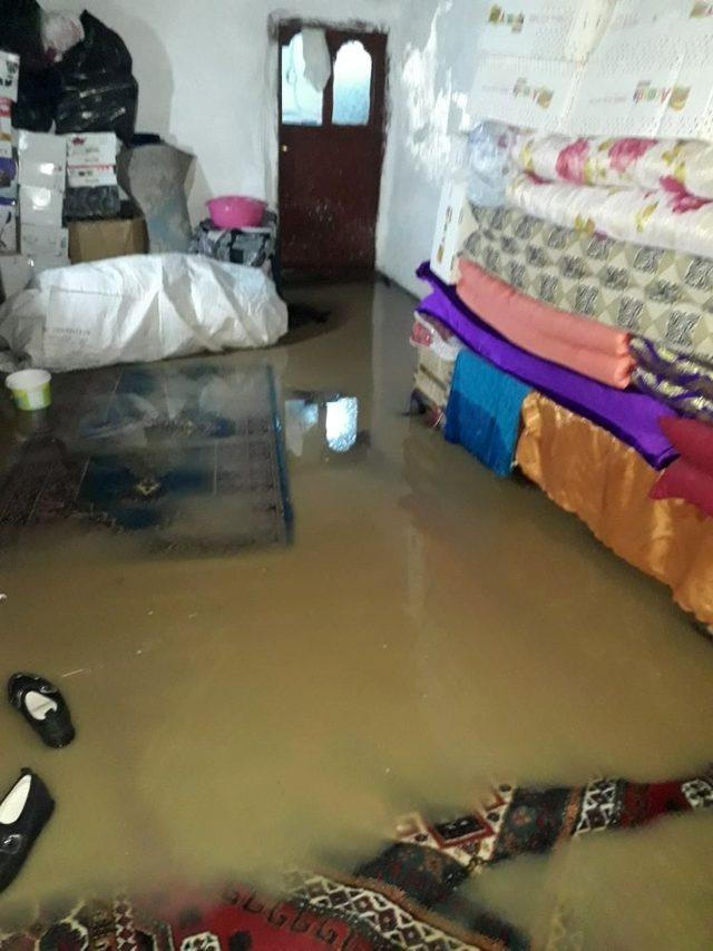 Kızıltepe’de sağanak yağış sonrası evleri su bastı