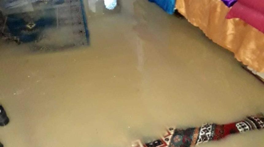 Kızıltepe&rsquo;de sağanak yağış sonrası evleri su bastı