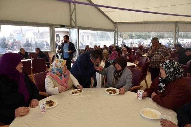 Başkan Çatal, halka yemek ikram etti