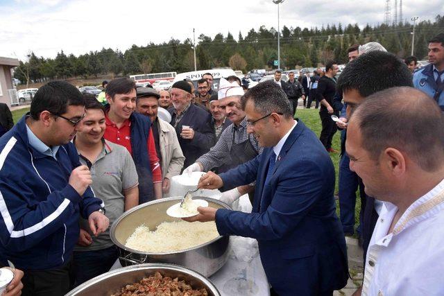 Başkan Çatal, halka yemek ikram etti