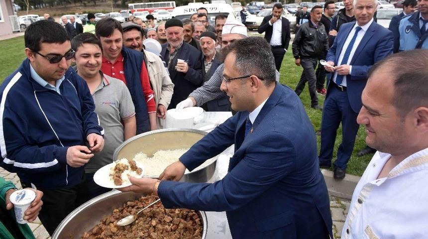 Başkan &Ccedil;atal, halka yemek ikram etti