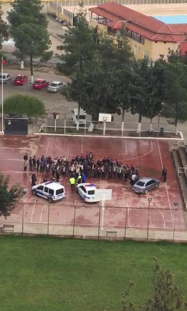 Kavga ihbarı yapılan okulda polislere sürpriz kutlama