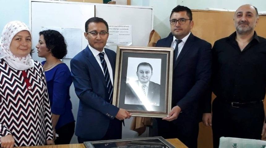 Alaşehir Kaymakamına s&uuml;rpriz doğum g&uuml;n&uuml;