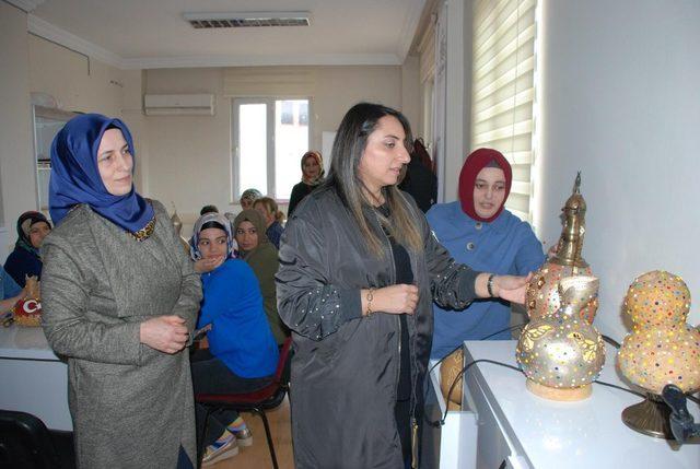 Protokol eşleri Fatih Kadın Gençlik Merkezi’ndeki çalışmaları inceledi